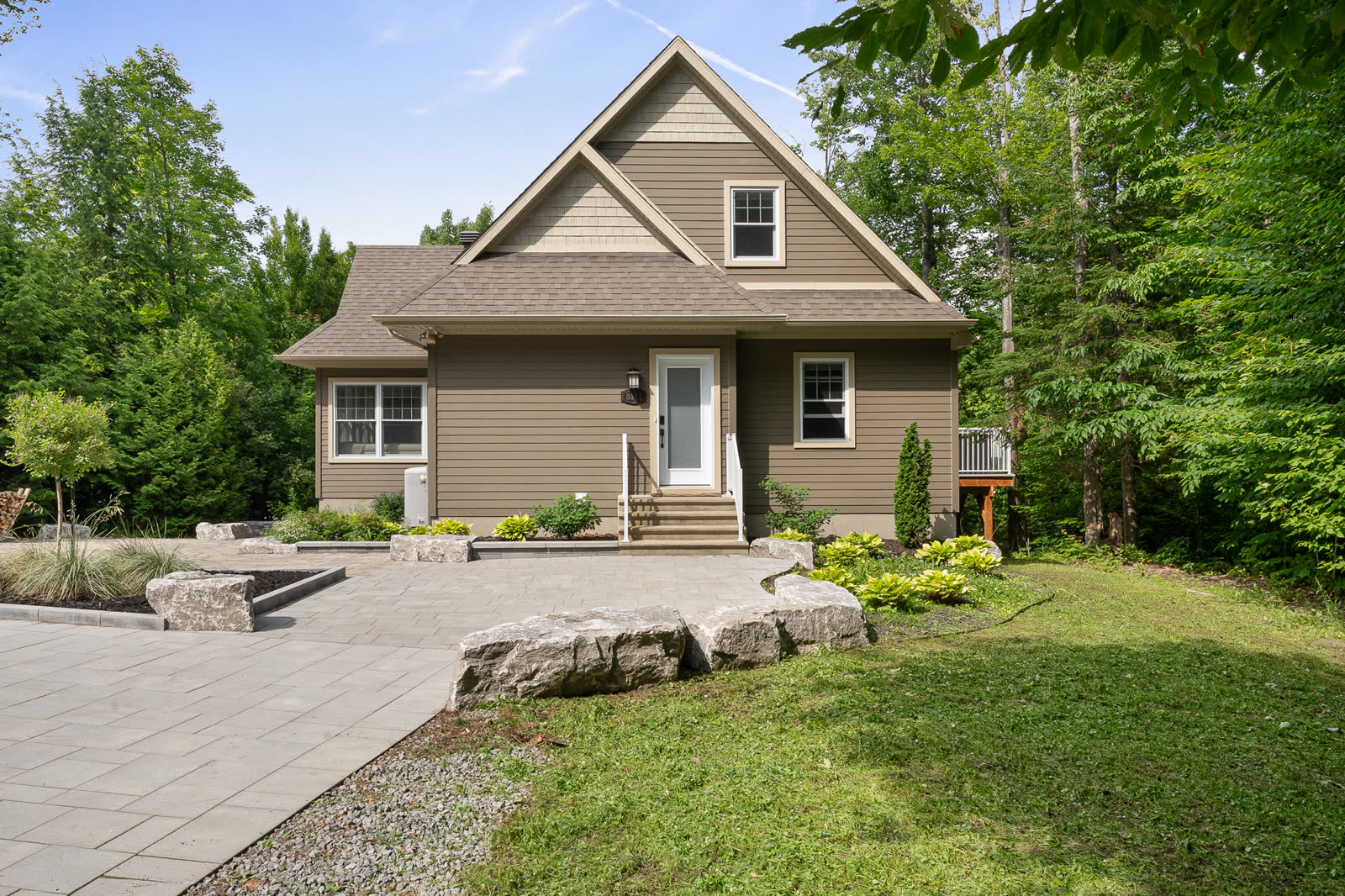 Chalet au bord du lac au 3411 Chemin Ephrem-Poudrier
