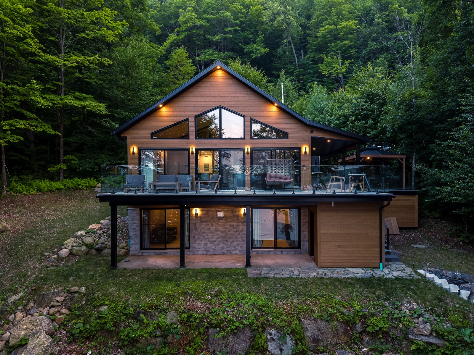 Chalet de lac contemporain au 3861 Chemin Laperrière, image 1