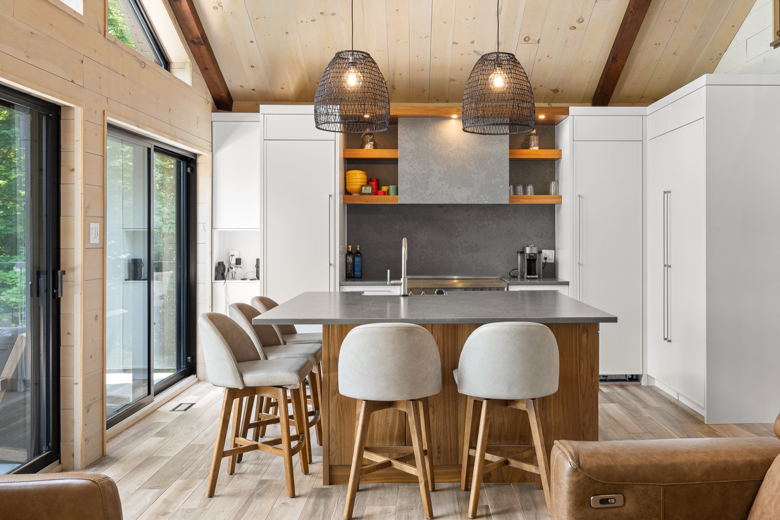 Chalet de lac contemporain au 3861 Chemin Laperrière, image 2