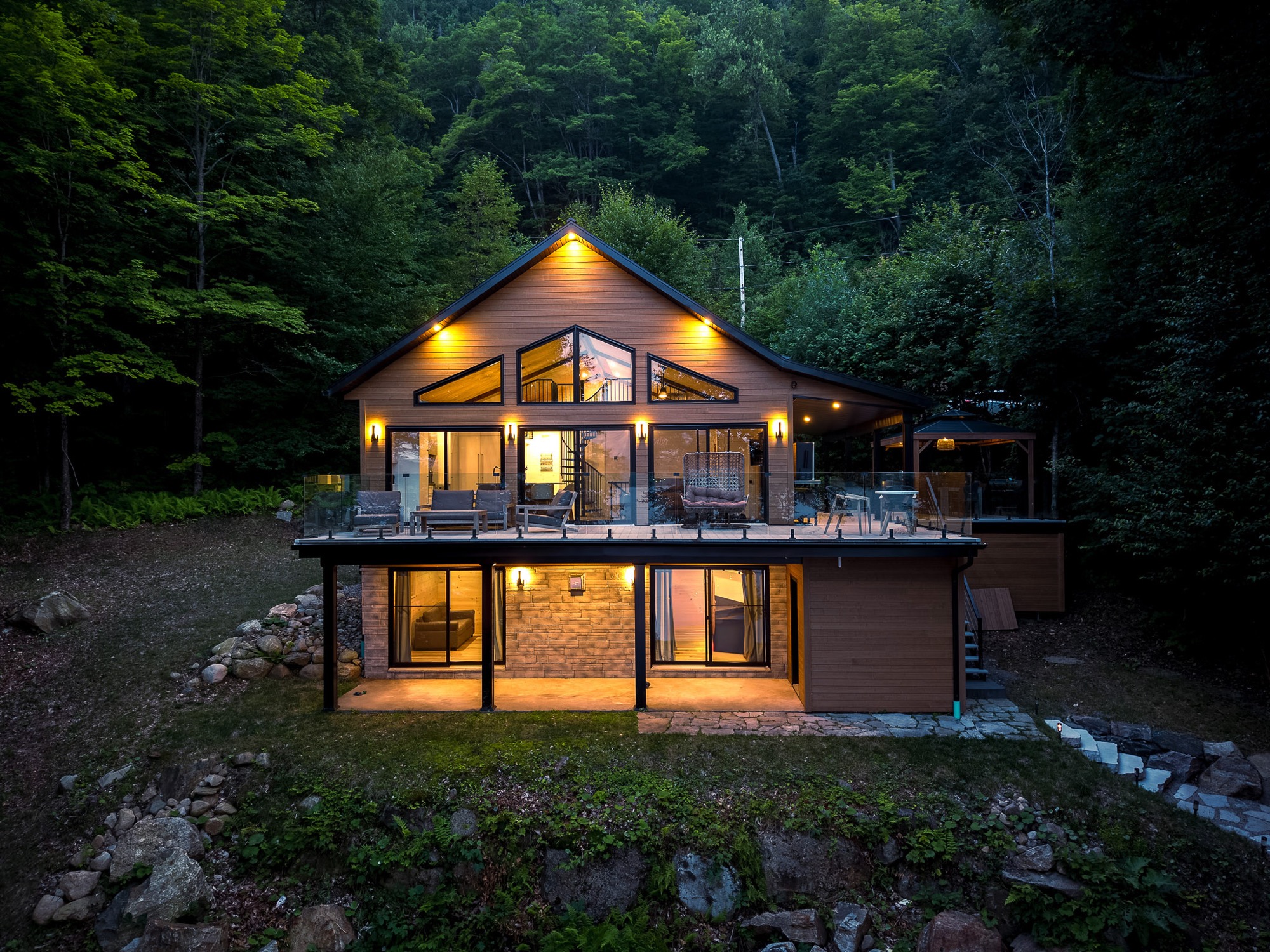 Chalet de lac contemporain au 3861 Chemin Laperrière