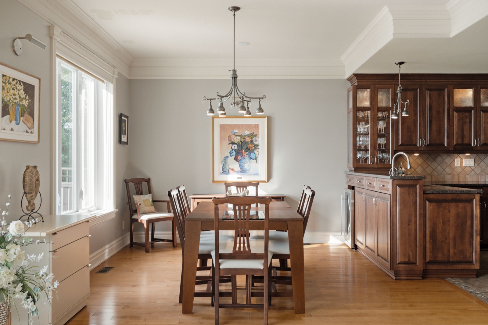 Coin repas avec table de bois et vaisselier intégré aux armoires de merisier