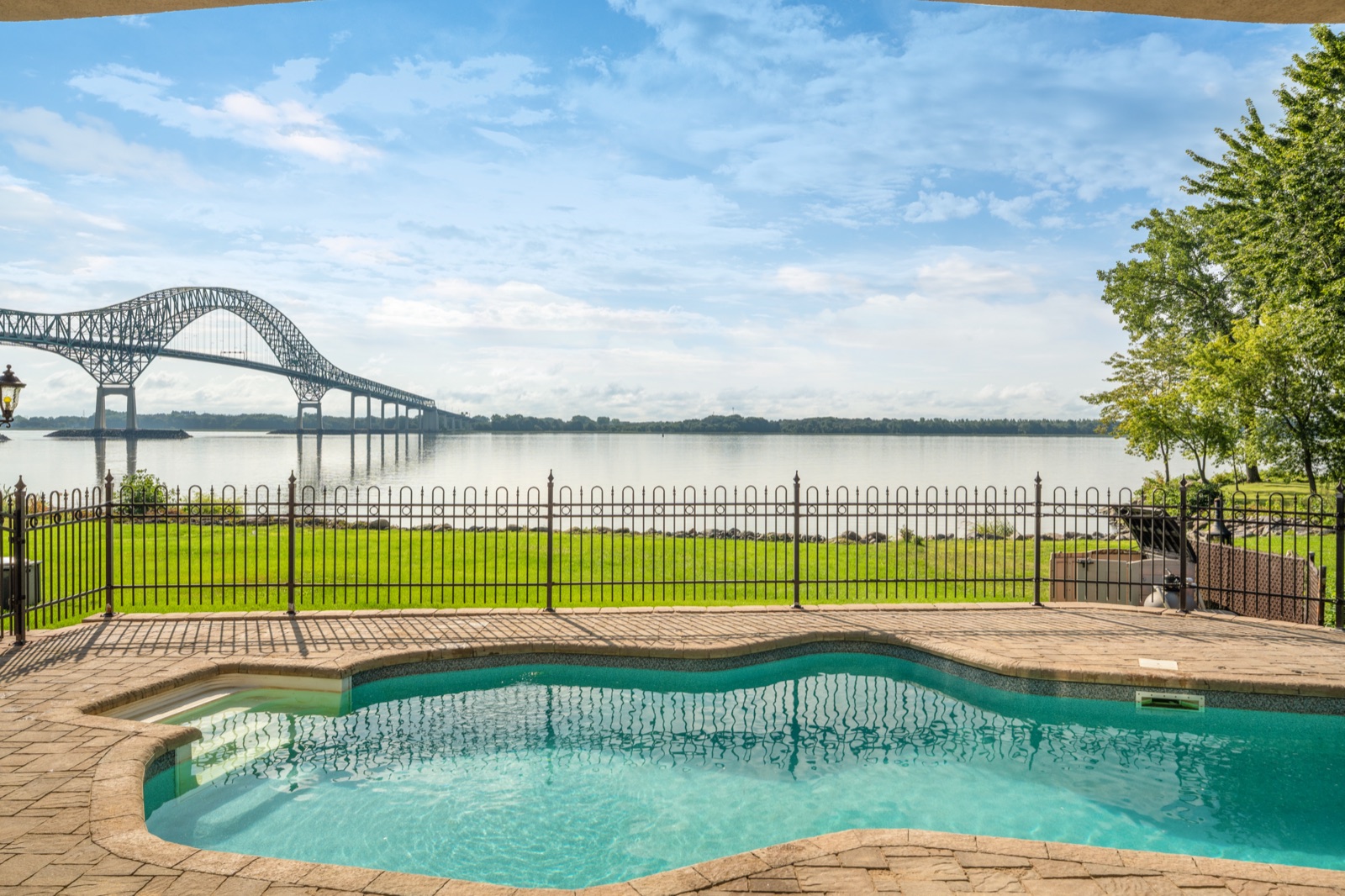Piscine creusée face au Saint-Laurent, le pont Laviolette à l'horizon