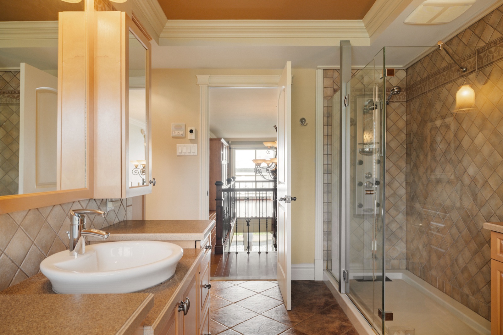 Salle de bain avec lavabo vasque, douche vitrée et plafond cuivré