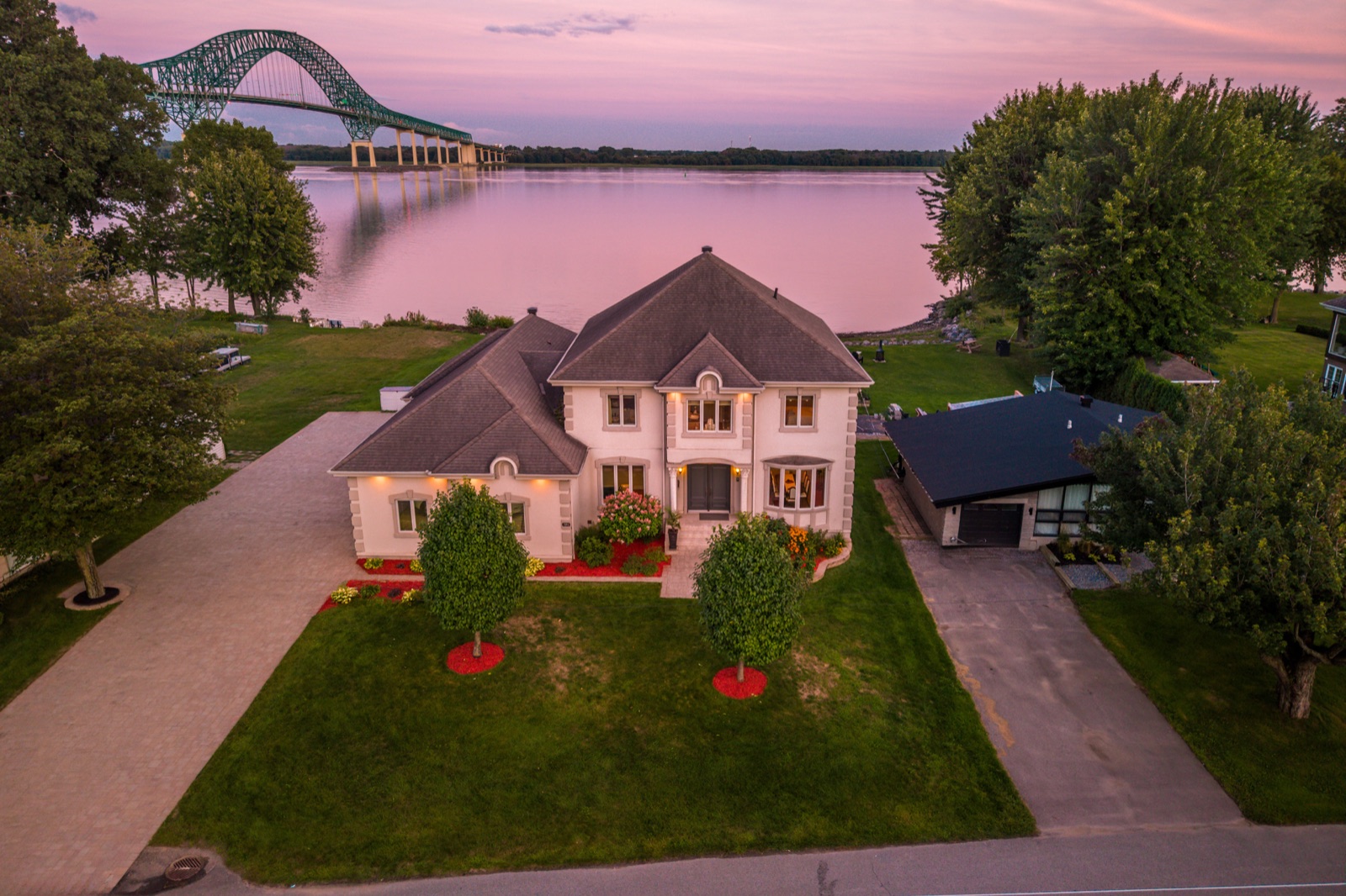 Manoir face au fleuve au 7293 Rue du Pont