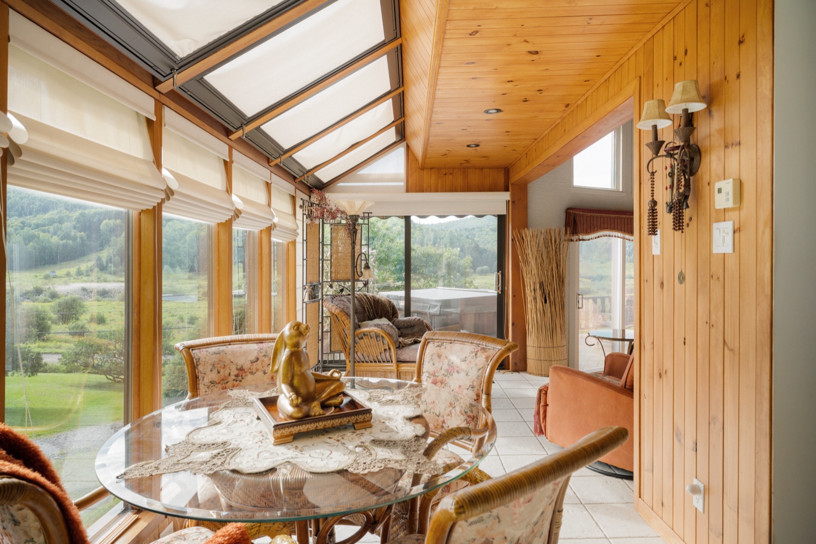 Solarium au toit vitré avec salle à manger et vue sur les collines