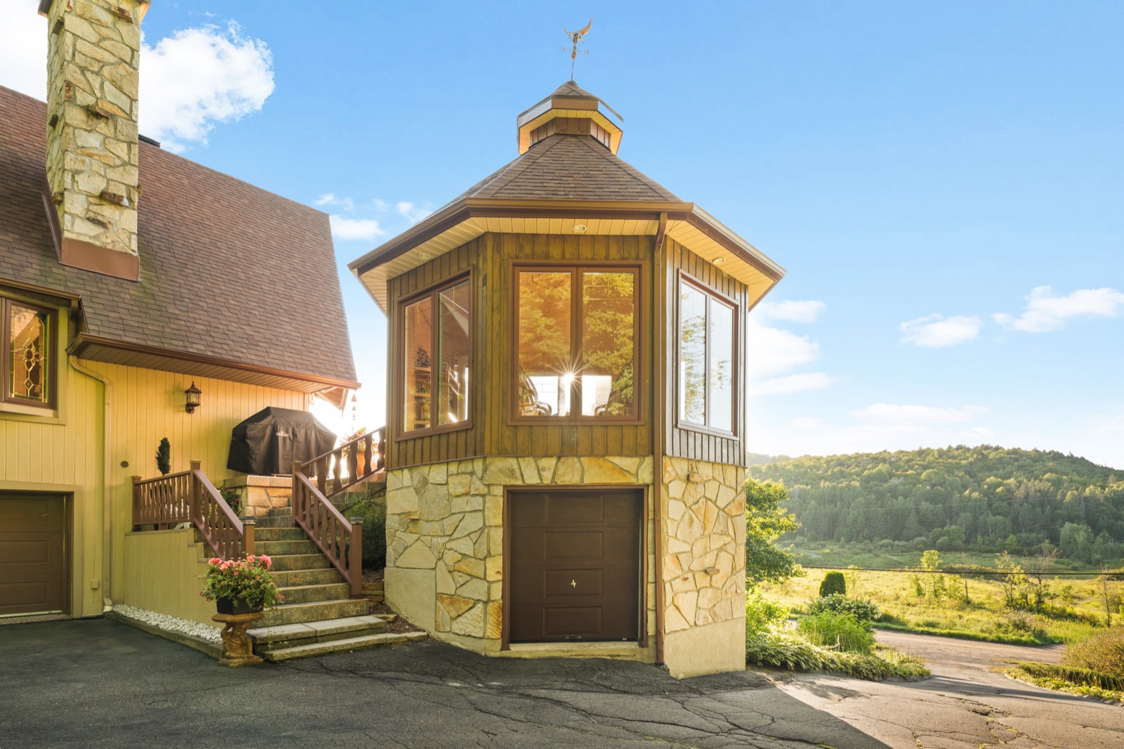 La tourelle octogonale de pierre et de bois, la campagne de Shawinigan derrière
